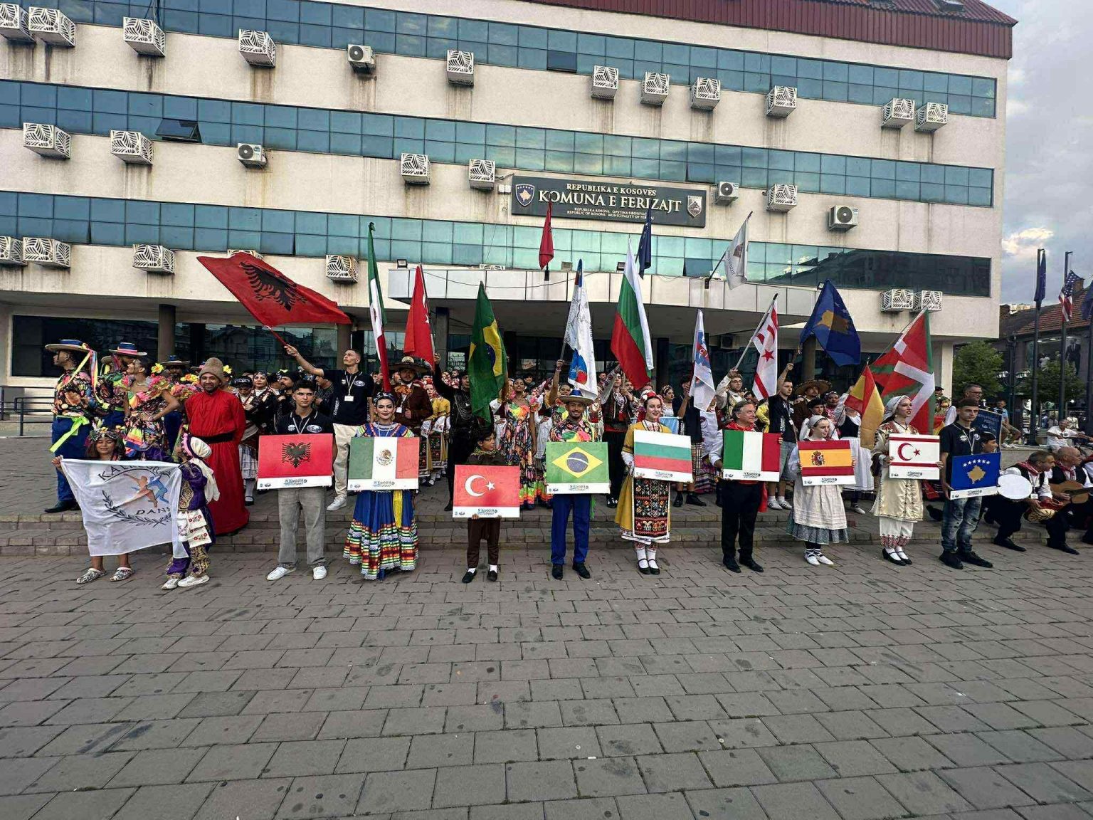 Ferizaj mikpret kulturat e botës në Festivalin Ndërkombëtar “N’Karadak Krisin Tupanat”